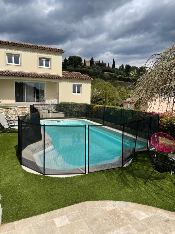 a swimming pool in the yard of a house at Gîte des Restanques in Grasse