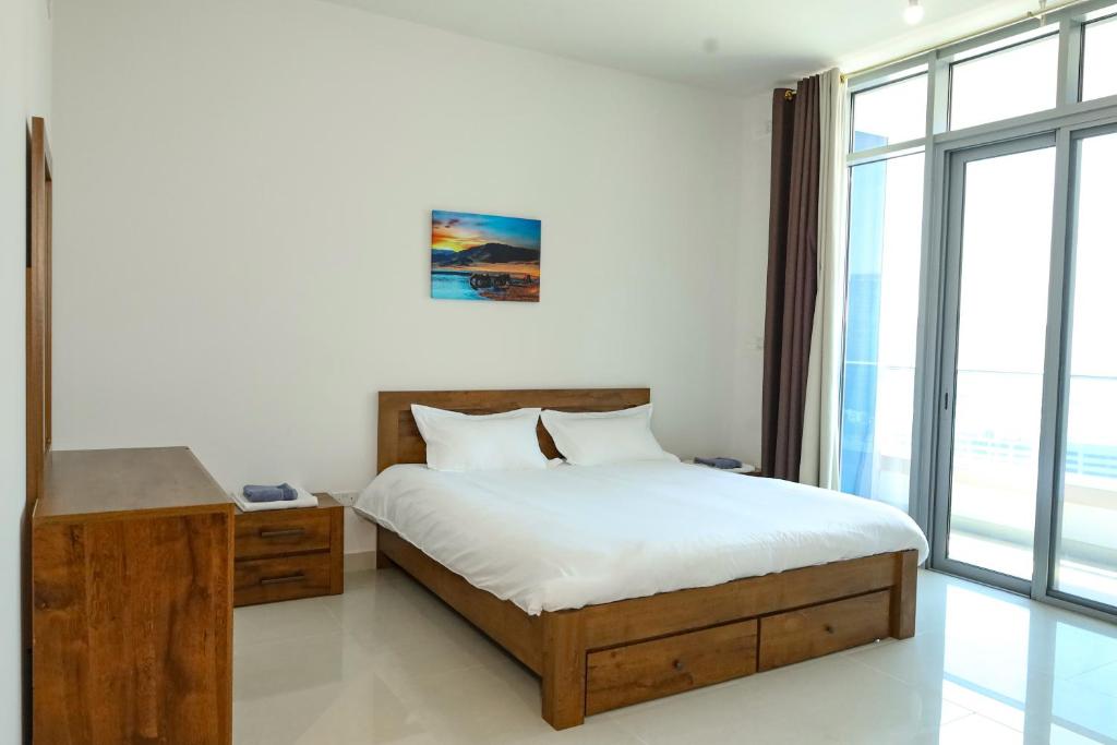 um quarto com uma cama e uma grande janela em 2 Bedrooms in Al Reem Island Near Cleveland Clinic em Abu Dhabi