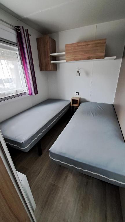 Posteľ alebo postele v izbe v ubytovaní Mobile Home Climatisé 3 chambres à Narbonne Plage
