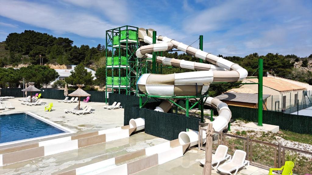 Bazén v ubytovaní Mobile Home Climatisé 3 chambres à Narbonne Plage alebo v jeho blízkosti