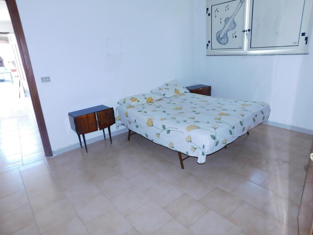 Un dormitorio con una cama y una mesa. en Appartamento San Carlo, Condofuri (RC), en Condofuri Marina