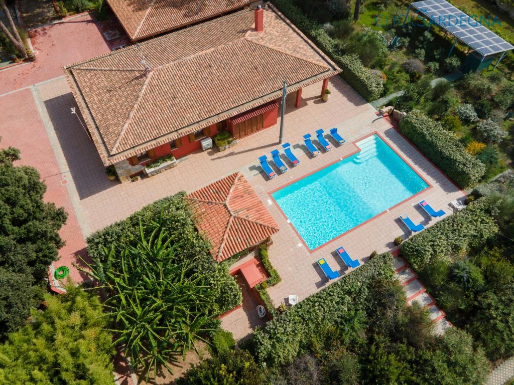 an aerial view of a house with a swimming pool at Villa Girasoli con piscina privata e SPA a 2km dalla spiaggia in Alghero