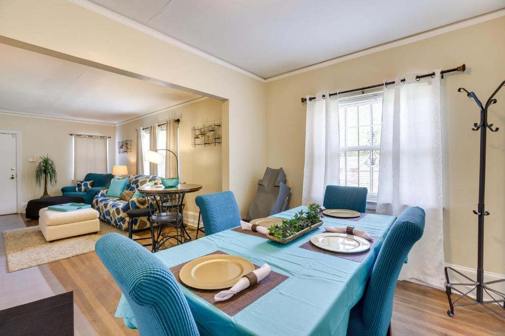 une salle à manger et un salon avec une table bleue et des chaises dans l'établissement Cozy Tuskegee Home - 20 Mi to Auburn University!, à Tuskegee