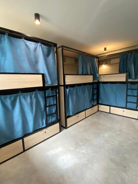 Un ou plusieurs lits superposés dans un hébergement de l'établissement YASI Hostel