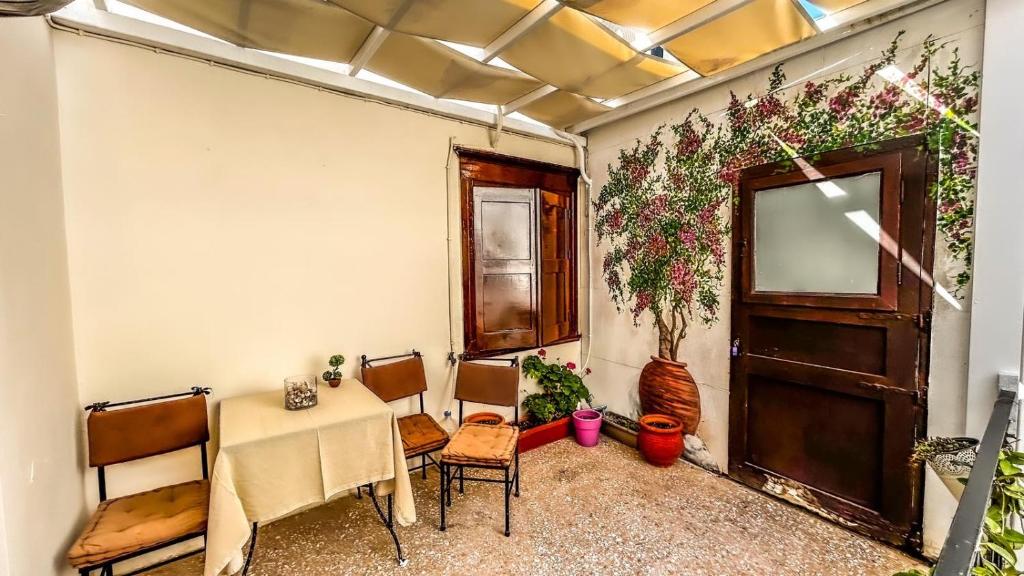 Fotografie z fotogalerie ubytování Central 9 Rooms v destinaci Ermupoli