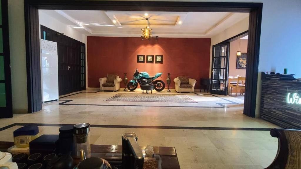 uma vista de um quarto com uma moto estacionada nele em Winter Hotel em Islamabad