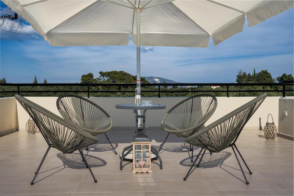 A balcony or terrace at Casa Regina - 5min to Beach - Peaceful Retreat
