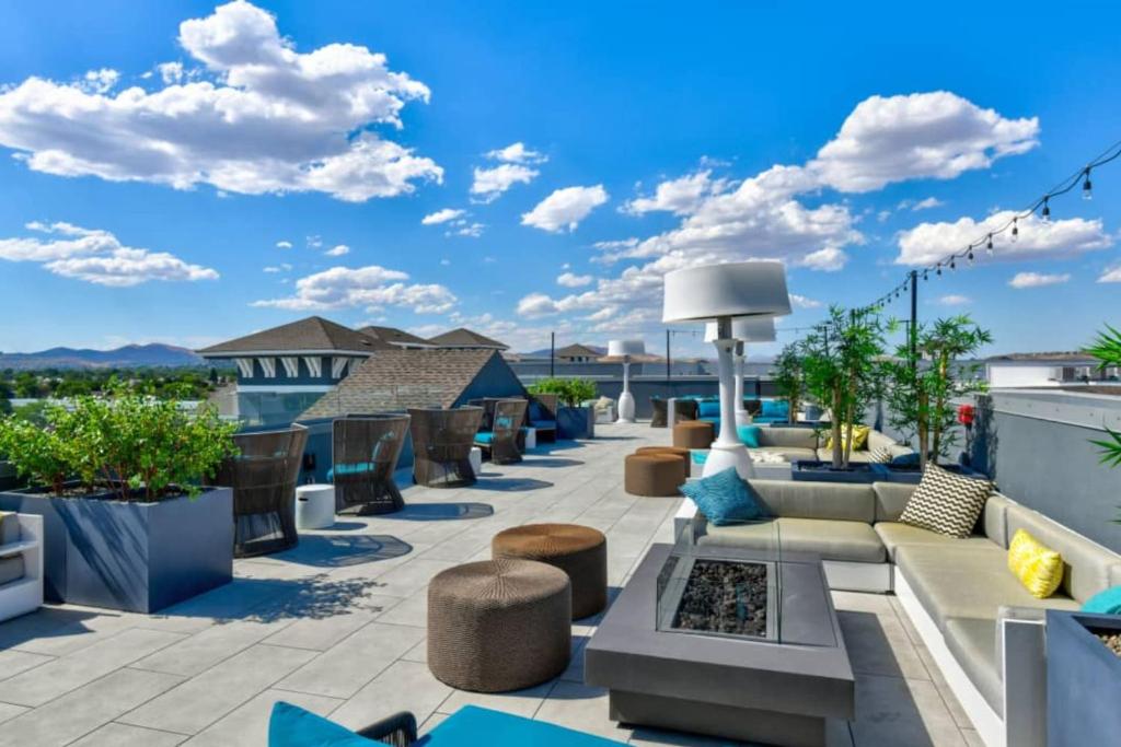 Fotografie z fotogalerie ubytování Designer Apt with Jacuzzi, Pool & Mountain Views v destinaci Sparks