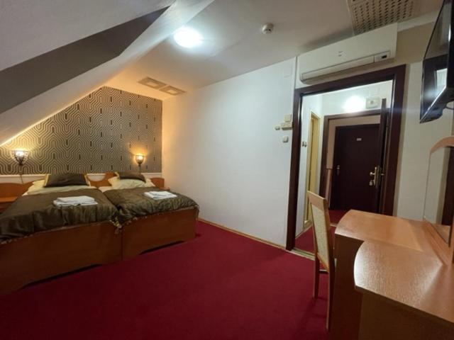 Postel nebo postele na pokoji v ubytování Hotel Minaret&Étterem