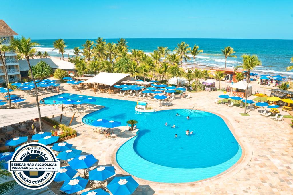 una vista aérea de un complejo con piscina y océano en Gran Hotel Stella Maris Urban Resort & Conventions, en Salvador