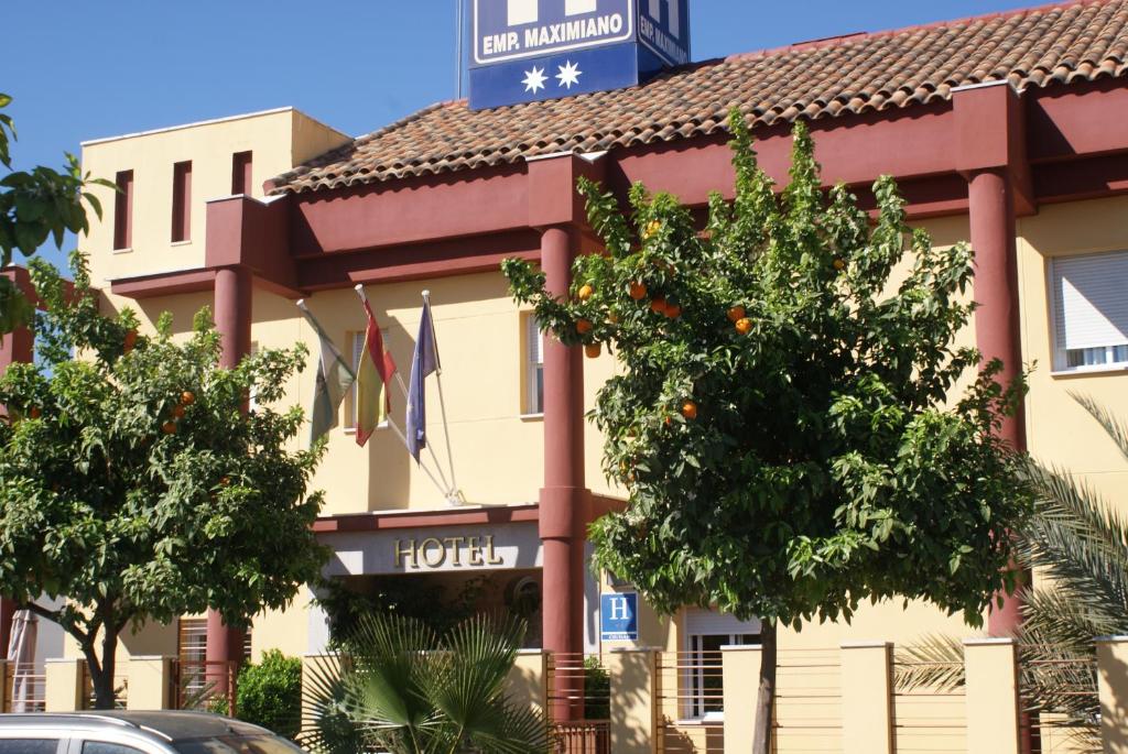 un edificio de hotel con banderas delante en Maximiano Herculeo, en Córdoba