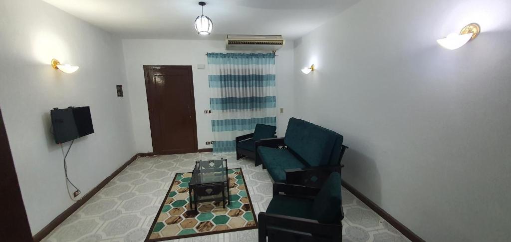 uma sala de estar com um sofá e uma mesa em فيلا E72 em Sharm el Sheikh