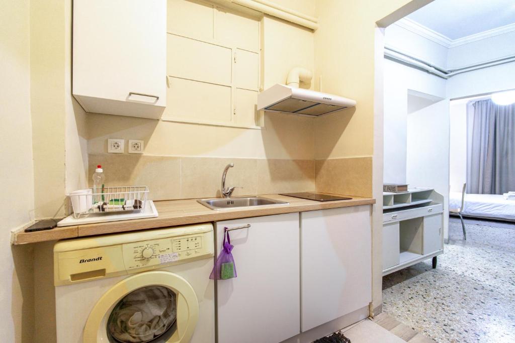 A kitchen or kitchenette at Zacharitsa APT at Acropolis up 4 guests by LODGESPOT