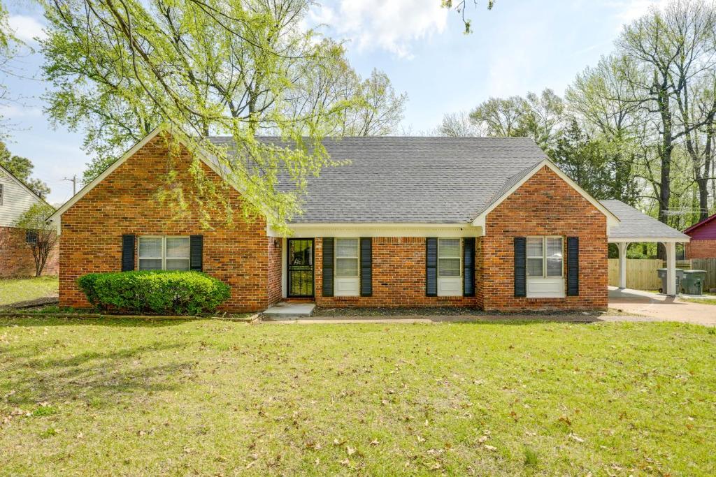 une maison en briques avec une cour dans l'établissement Memphis Vacation Rental - Walk to Graceland!, à Memphis