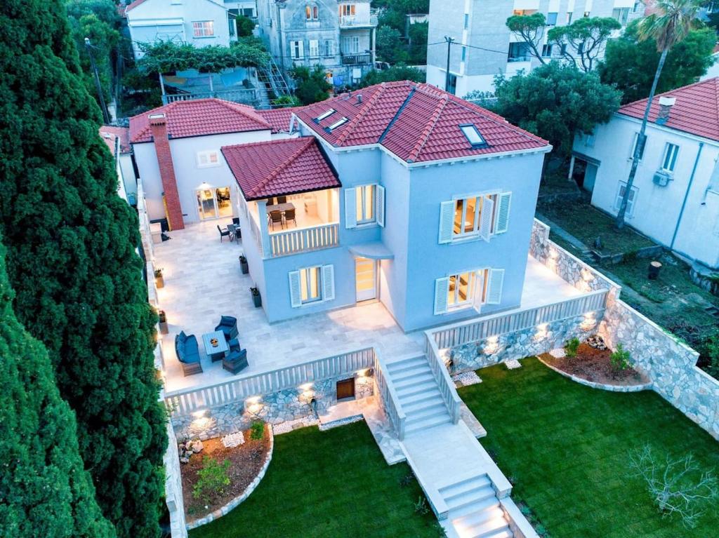 杜布羅夫尼克的住宿－5 bedrooms villa with private pool furnished terrace and wifi at Dubrovnik，屋顶房屋的空中景致