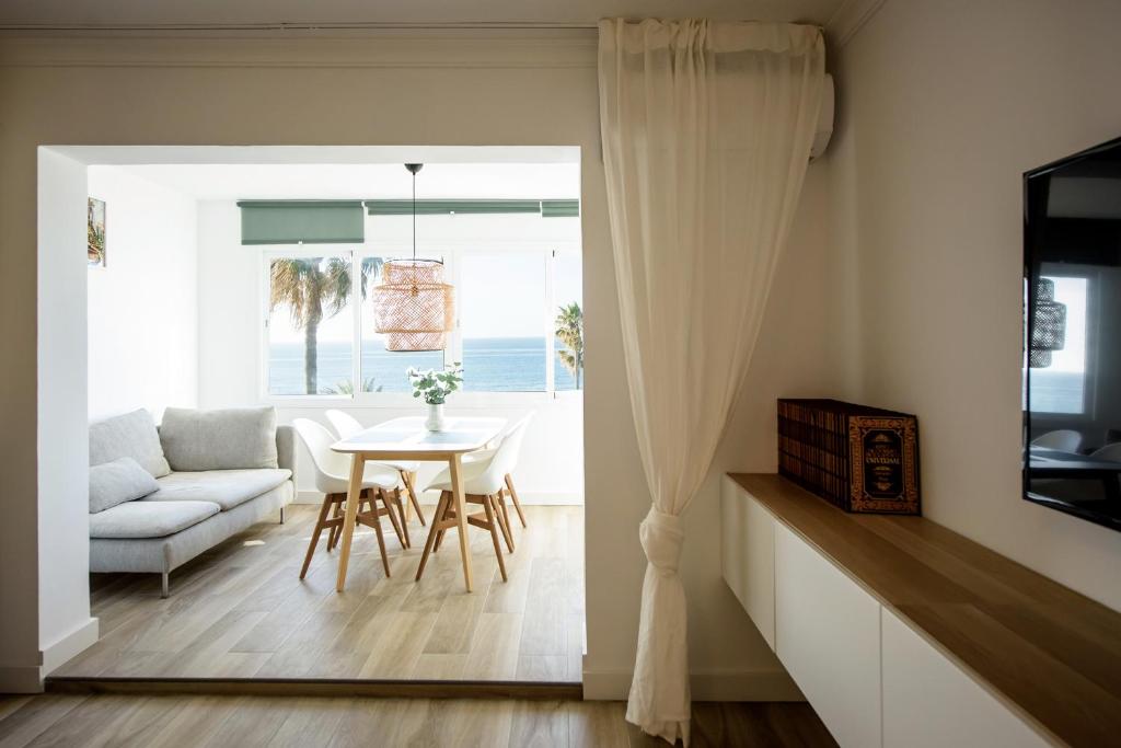 een woonkamer met een tafel en een bank bij Fantastic Sea View Apartament DOÑA LOLA in Mijas