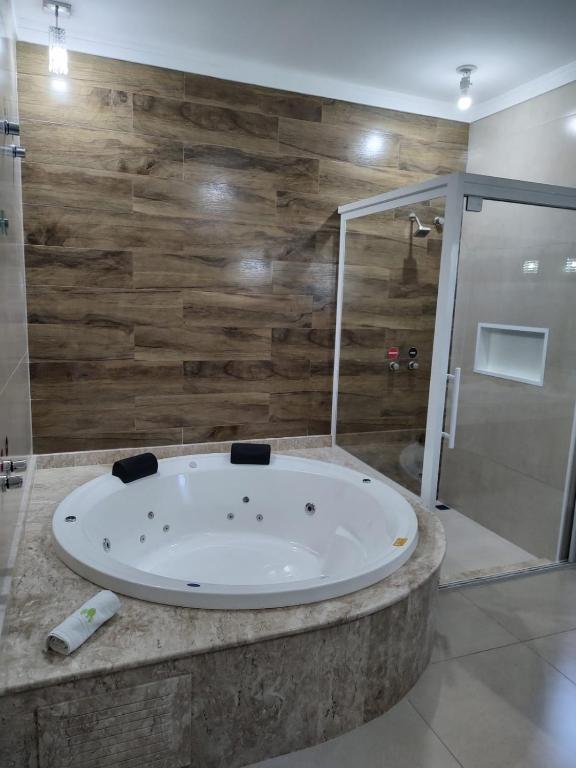 Hotel Vale Do Ivinhema - Suite Met Kingsize Bed En Spabad