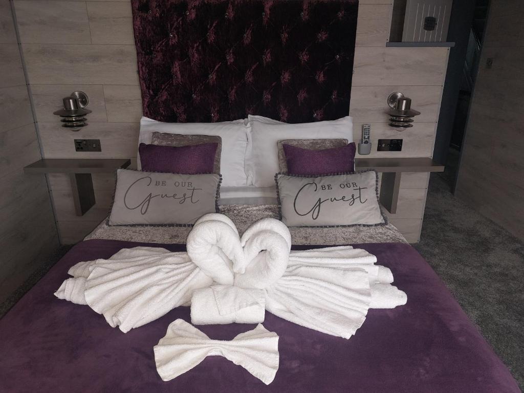 um quarto de hotel com uma cama com toalhas em Kings Boutique Hotel em Blackpool