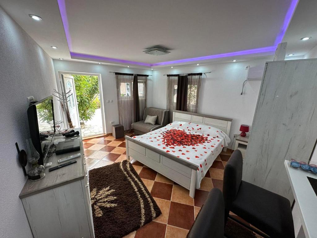 Fotografie z fotogalerie ubytování Sunshine Apartment with Private Pool and Parking v destinaci Kotor