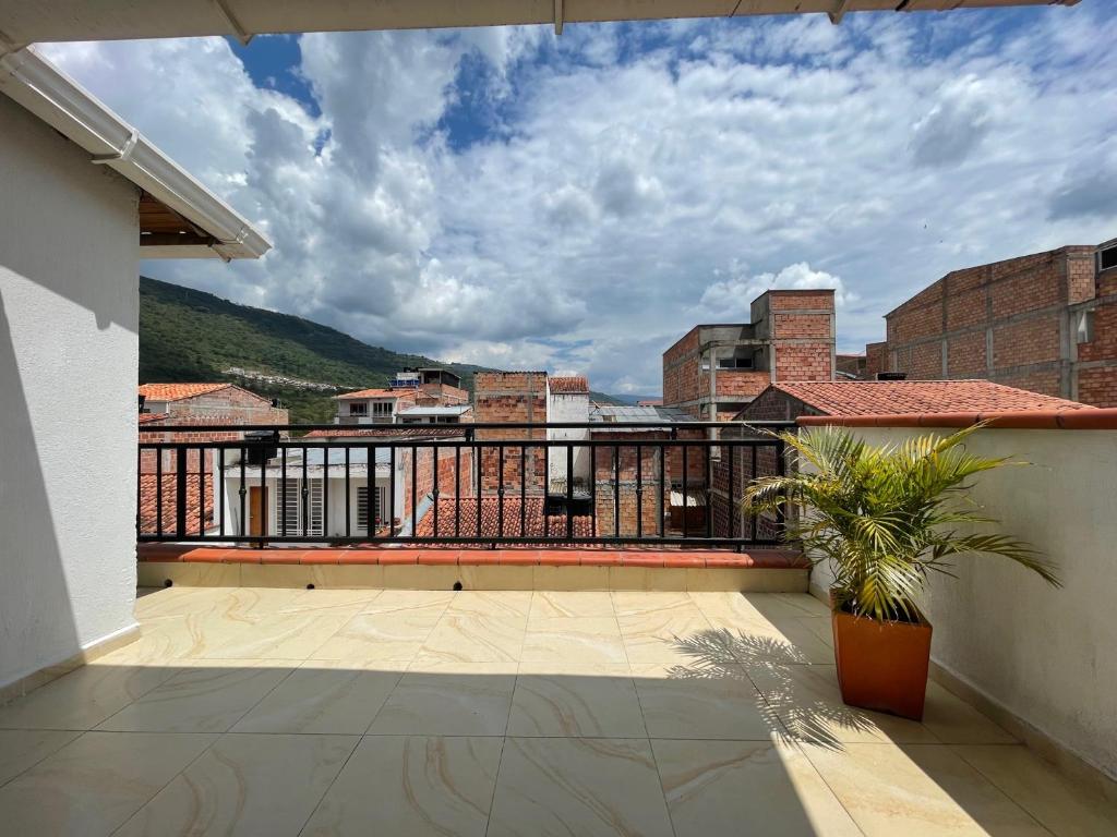 balcón con vistas a la ciudad en Apartamento en San Gil con parqueadero privado en San Gil