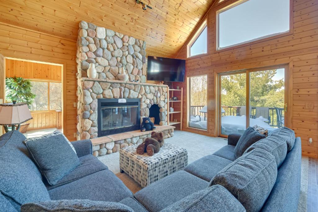 Bright Minong Vacation Rental on Little Sand Lake!, Minong