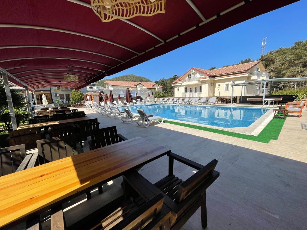 Bazén v ubytování Carmina Hotel nebo v jeho okolí