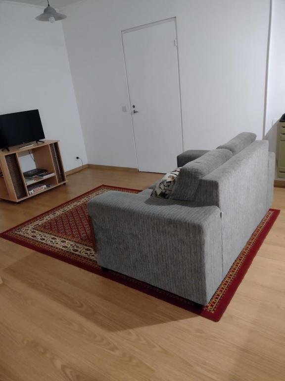uma sala de estar com um sofá e um tapete em Chocolate em Ushuaia