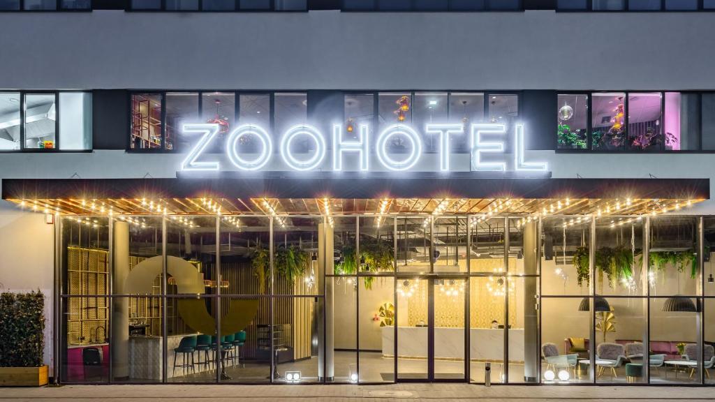 un cartello zotobel sulla parte anteriore di un edificio di Hotel Zoo by Afrykarium Wroclaw a Breslavia