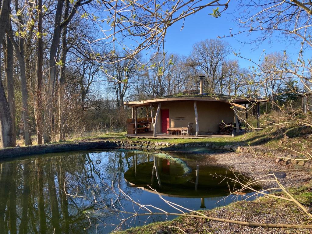 une cabine au milieu d'un étang dans l'établissement Lehmhaus, à Templin