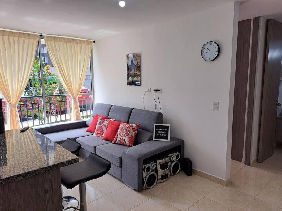a living room with a couch and a table at San Luis, norte de Armenia in Armenia