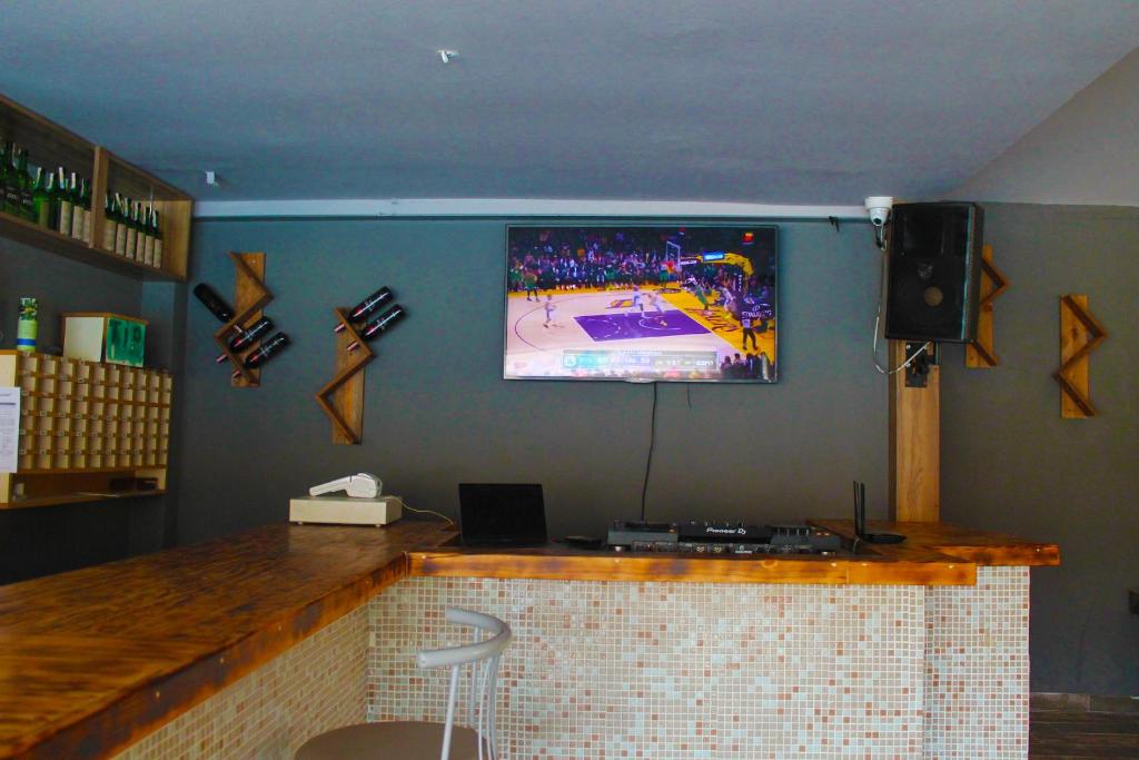 TV a/nebo společenská místnost v ubytování Carmina Hotel