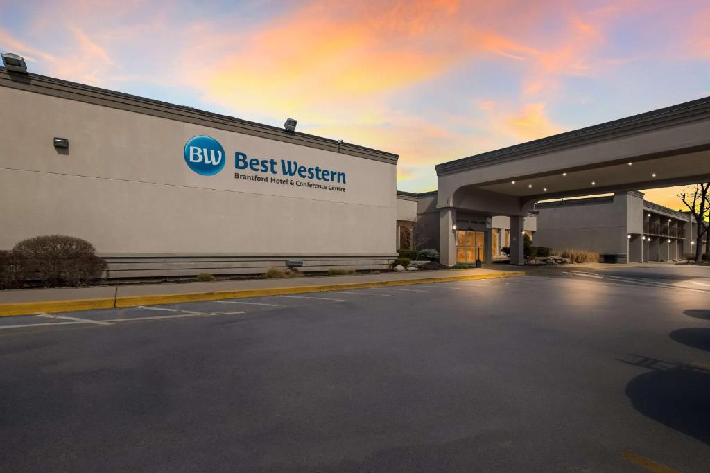 Best Western Brantford Hotel and Conference Centre في برانتفورد: مبنى عليه علامة غربية كبيرة