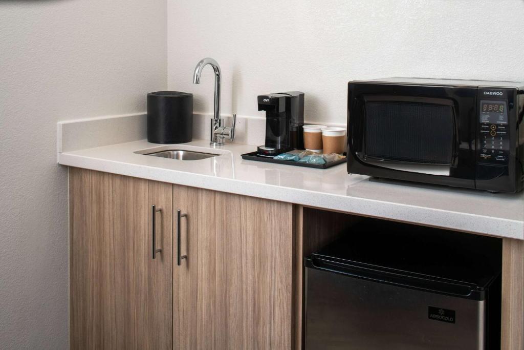Kuchyň nebo kuchyňský kout v ubytování Sonesta Select Seattle Renton Suites
