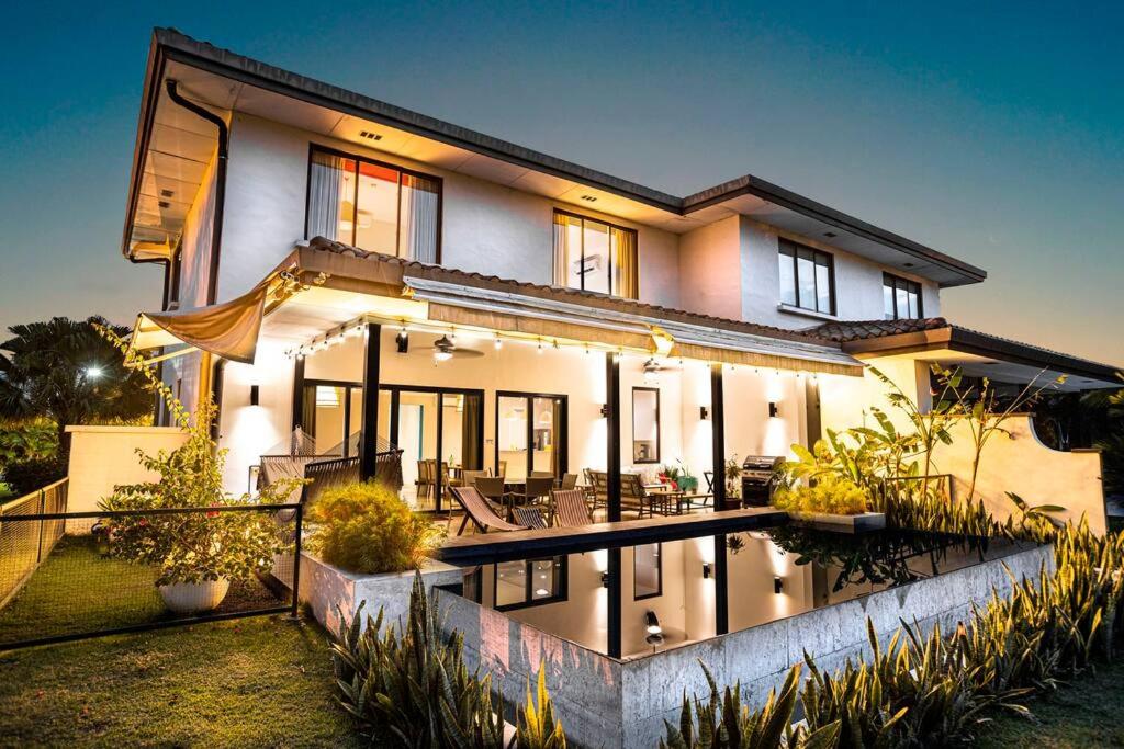Laguna Lake House - Private Pool - King Bed - Sleeps 14 في بلايا بلانكا: منزل أمامه مسبح
