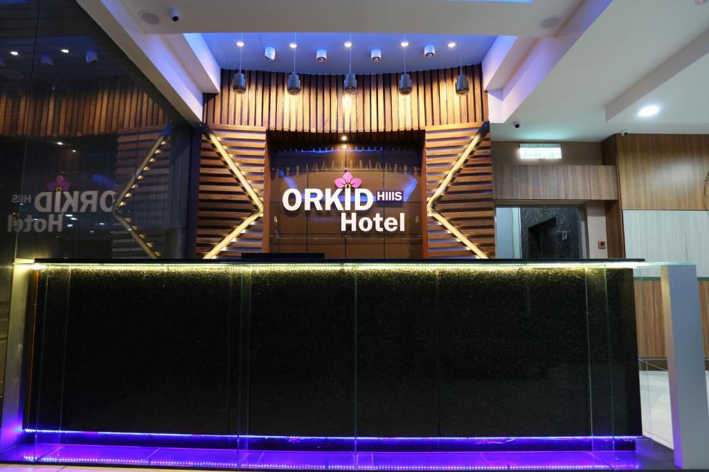 un palco con un cartello hotel in una camera di ORKID Hills at Pudu a Kuala Lumpur