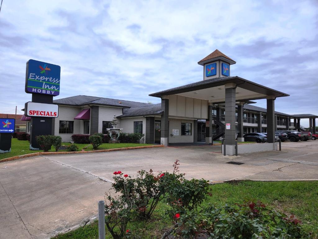 um edifício com uma torre de relógio em cima em Express Inn Hobby Airport em Houston