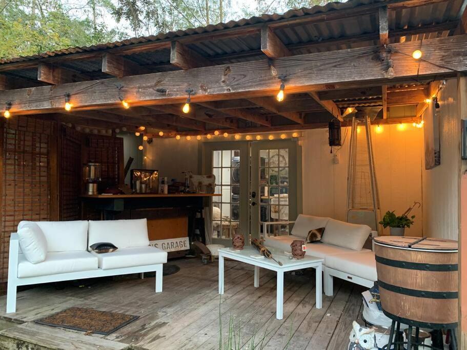 En terrasse eller udendørsområde på Spacious Parking Cozy 2 Bedroom Cottage House with plenty parking