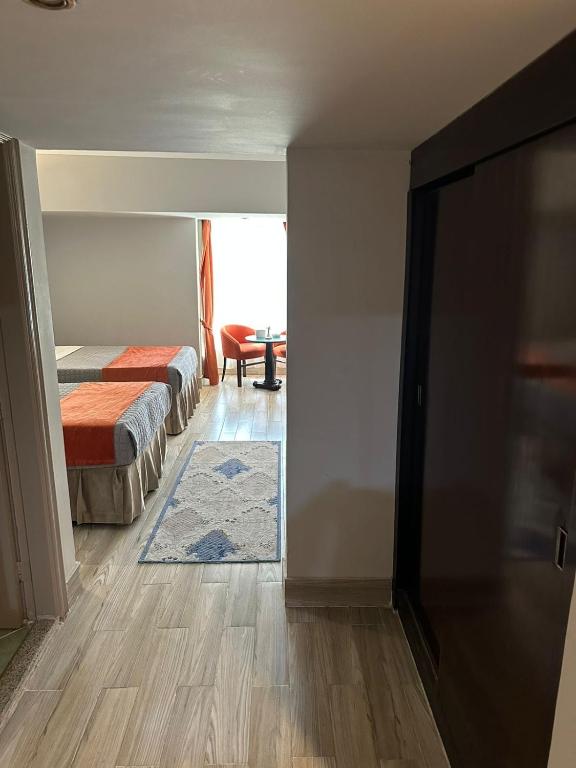 Postel nebo postele na pokoji v ubytování Gawharet Al Ahram Hotel
