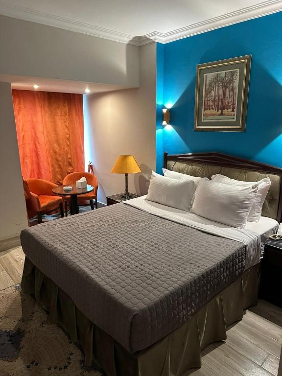 Postel nebo postele na pokoji v ubytování Gawharet Al Ahram Hotel