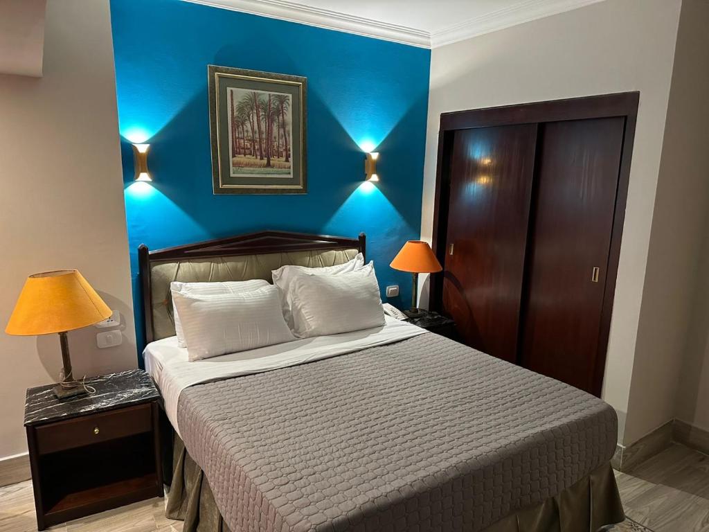 Postel nebo postele na pokoji v ubytování Gawharet Al Ahram Hotel