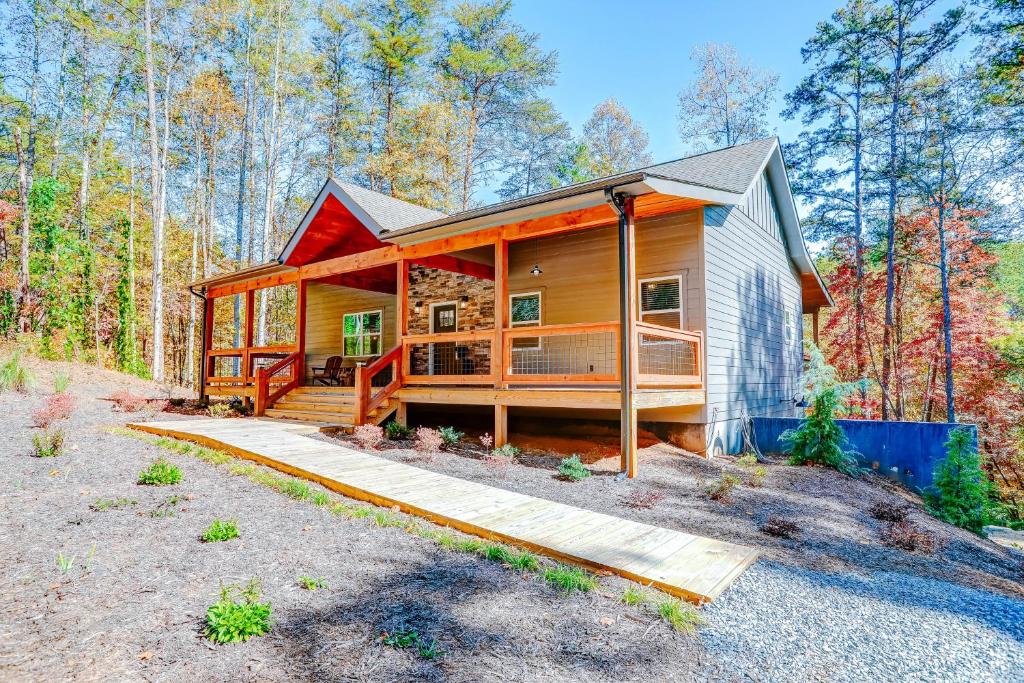 eine Hütte im Wald mit einer großen Terrasse in der Unterkunft Napa Blue Ridge Cabin in Blue Ridge