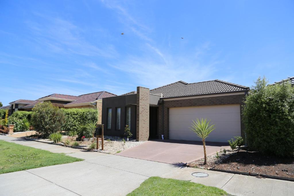 a house with a driveway and a garage at Apple House in Tarneit