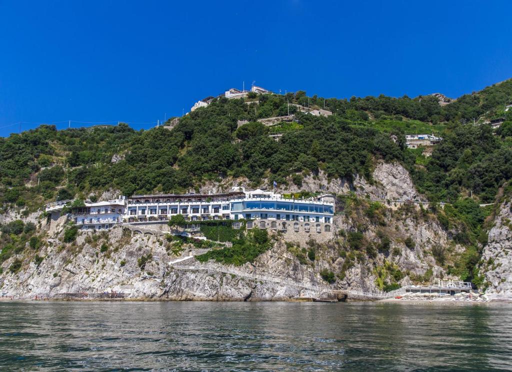 a hotel on a cliff next to the water at Hotel Cetus in Cetara