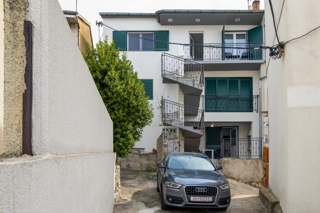 Apartments with parking space Sibenik - 21075