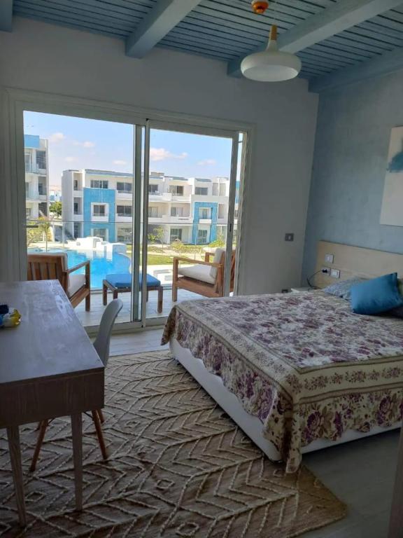Postel nebo postele na pokoji v ubytování Fouka Bay North Coast 2BRs Modern Style Serviced Apartment with Open Pool & Sea View