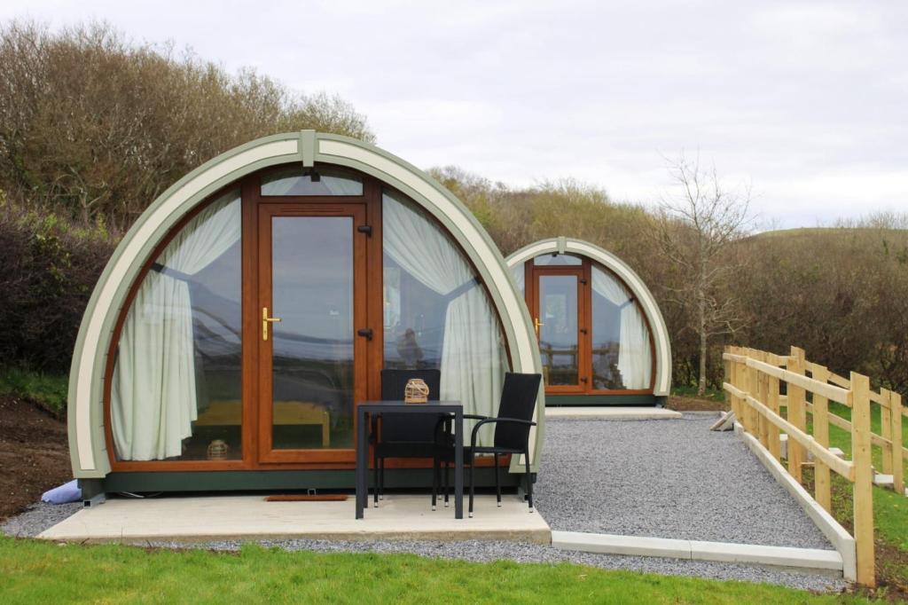 Cette maison en forme de dôme comprend une table et des chaises. dans l'établissement Sea Crest Pods, à Rossnowlagh