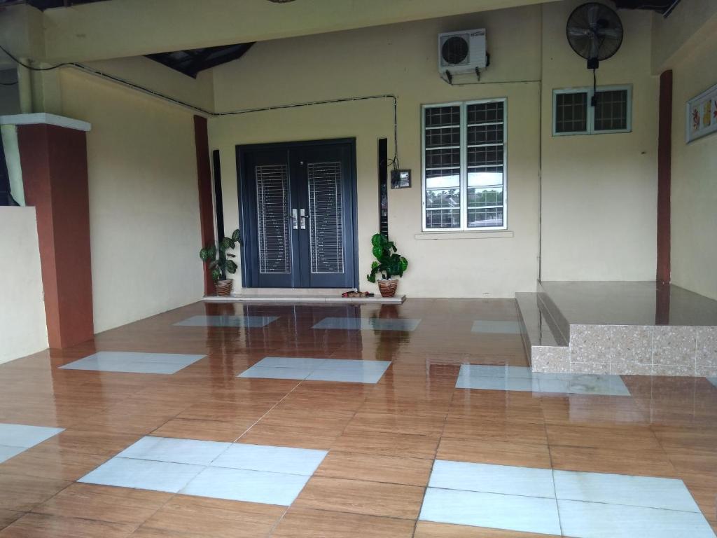 Ninizam Kemaman Cukai Homestay - 三居室房屋
