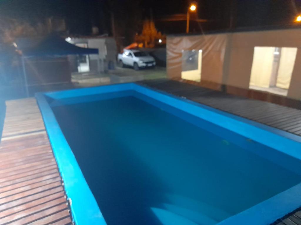 A piscina localizada em Olimpo Leonino ou nos arredores