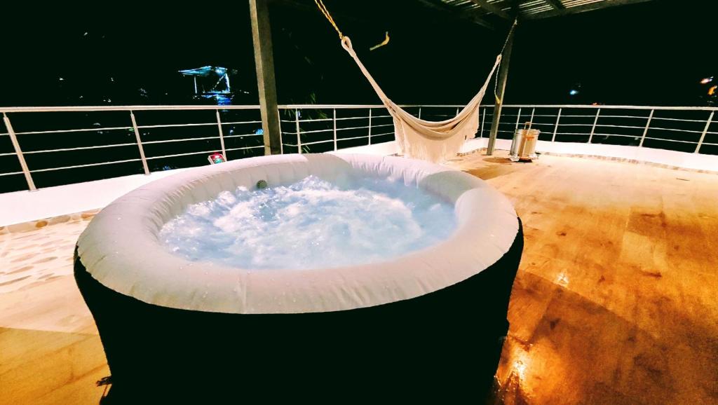 a large white tub sitting on top of a boat at exclusivo apartamento in Quibdó