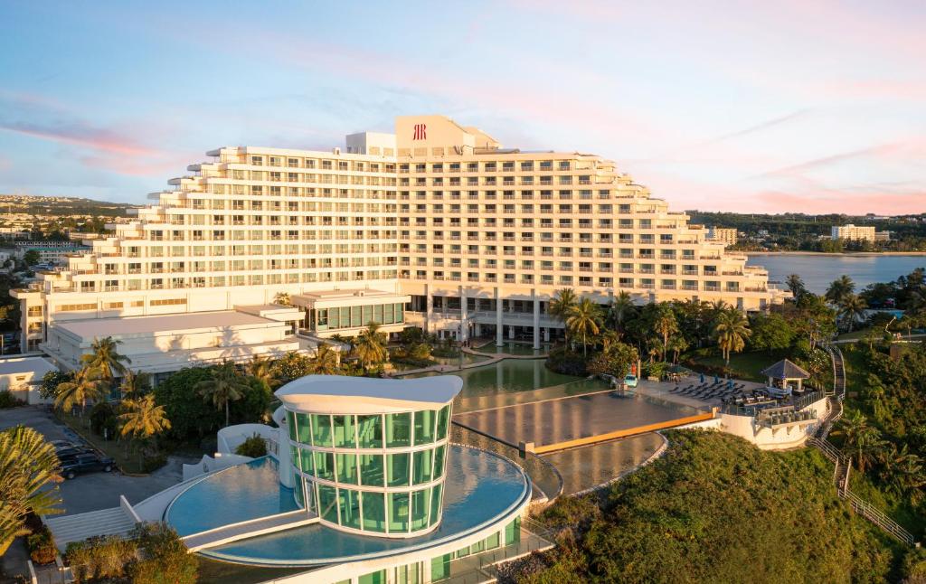 タムニンにあるRIHGA Royal Laguna Guam Resortの大きなホテルの建物のオーバーヘッドビュー